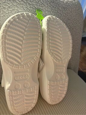 CROCS White Classic Clogs brand new with tag (W 11 / M 9)